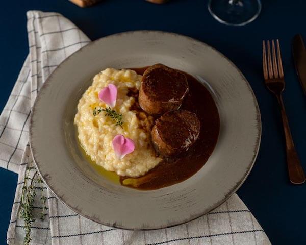 Medalhão de filé com risoto parmegiano