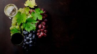 Uvas tintas e brancas podem ser plantadas em um mesmo vinhedo?