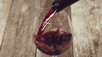 Como servir o vinho na taça: temperatura adequada e outras dicas