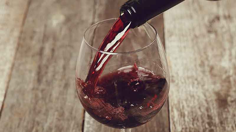 Dicas de como servir vinho na taça