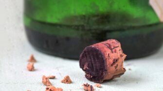 Emergência: a rolha quebrou! Conseguirei salvar o meu vinho?